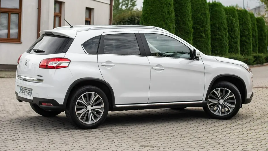 PEUGEOT 4008 -