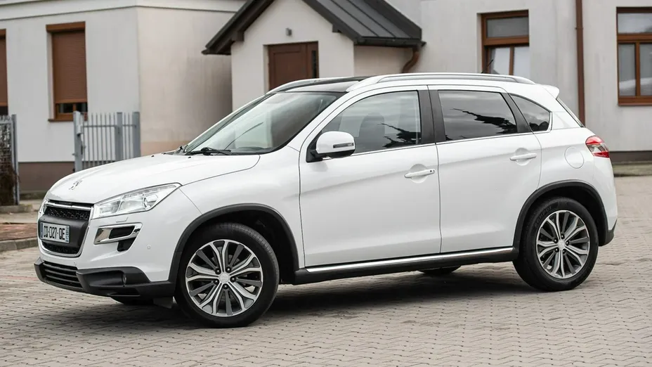 PEUGEOT 4008 -