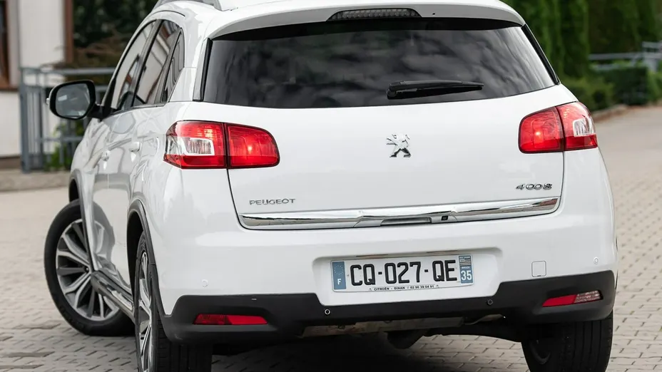 PEUGEOT 4008 -