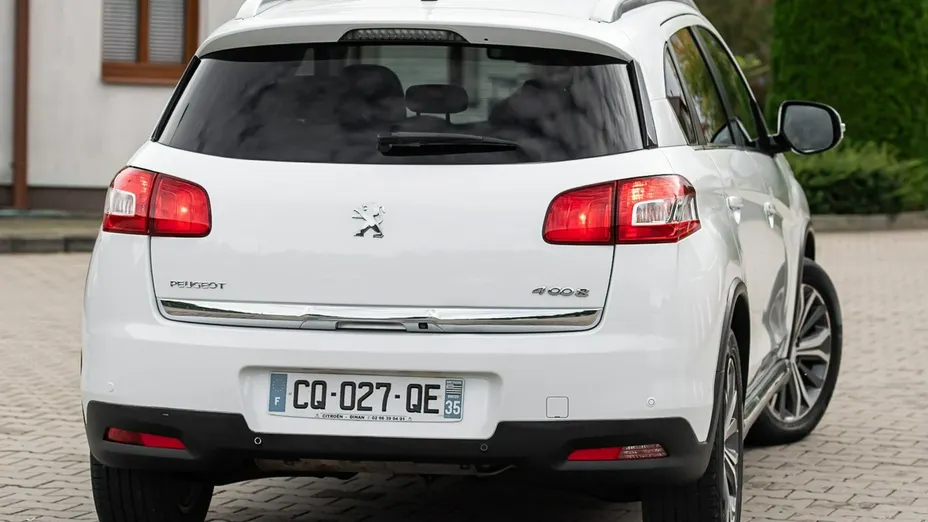 PEUGEOT 4008 -