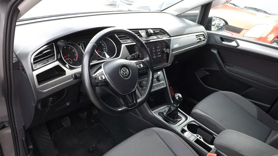 VOLKSWAGEN Touran -