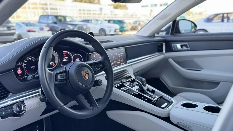 PORSCHE Panamera -
