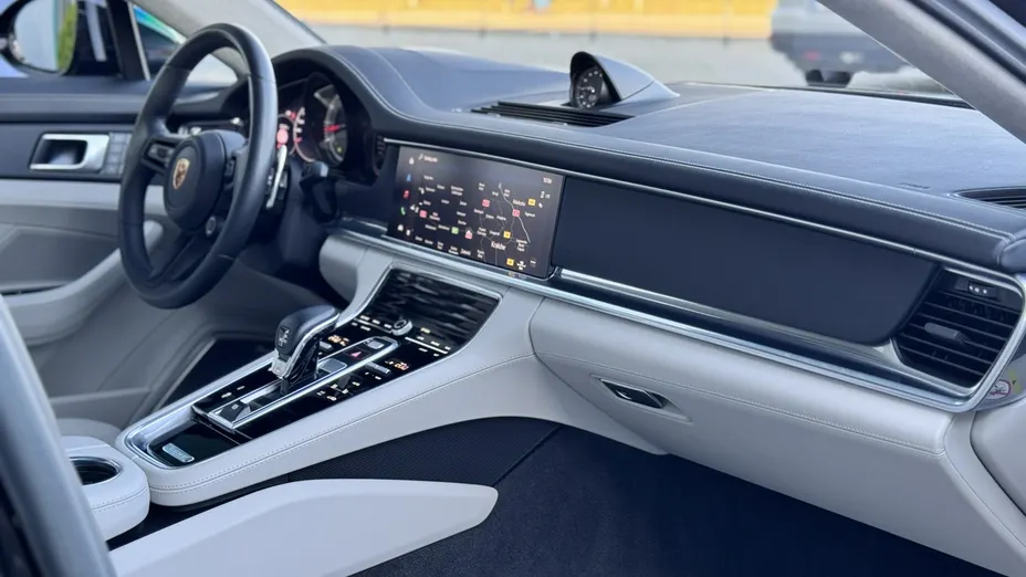 PORSCHE Panamera -