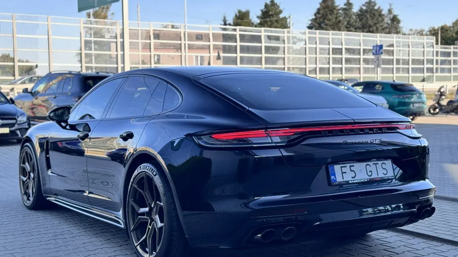 PORSCHE Panamera -