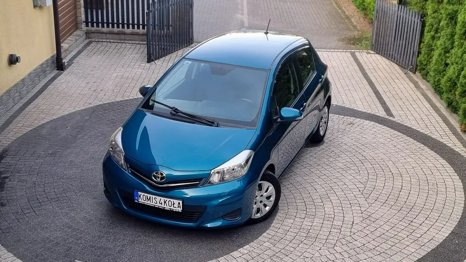 TOYOTA Yaris -