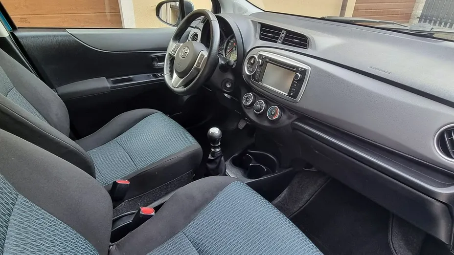 TOYOTA Yaris -