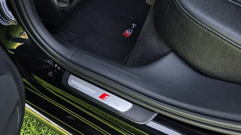 AUDI S4 -
