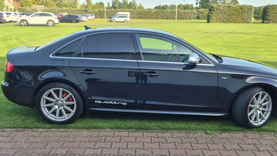 AUDI S4 -