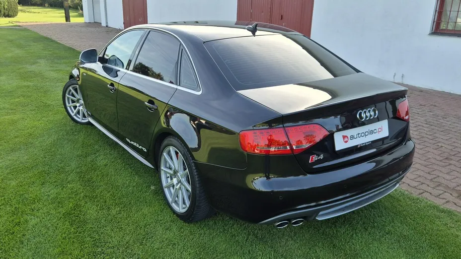 AUDI S4 -