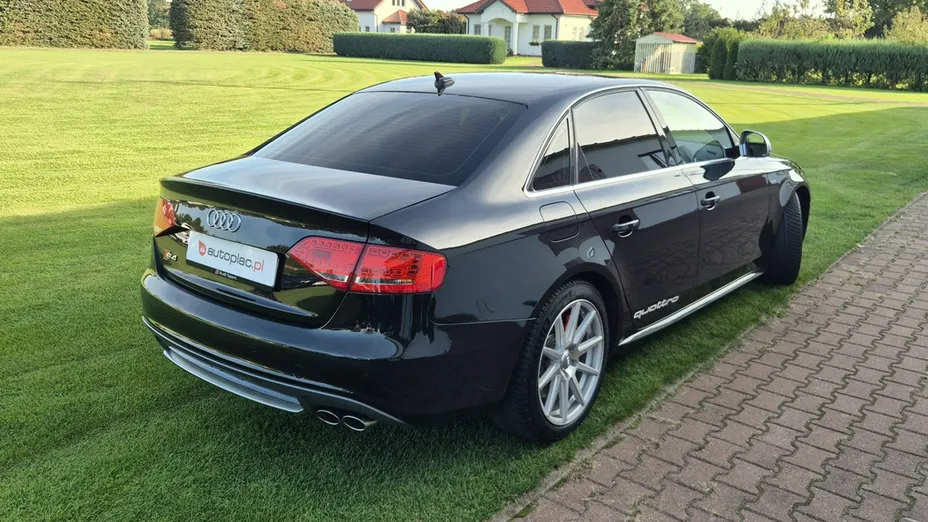 AUDI S4 -