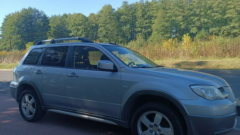 MITSUBISHI Outlander -