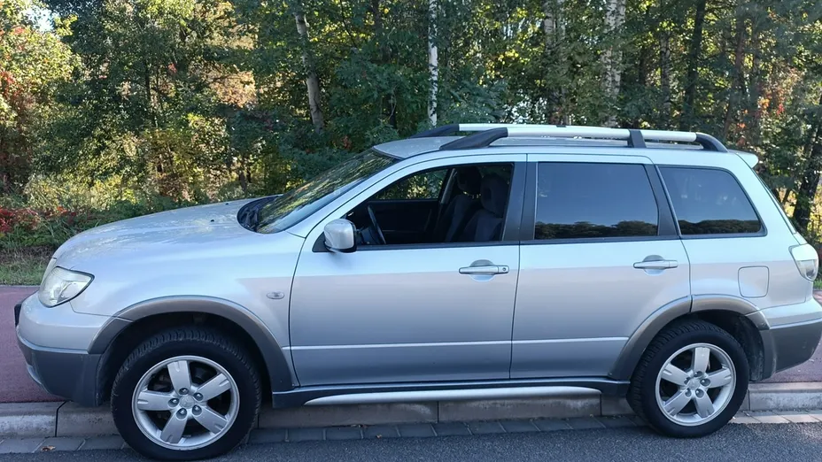 MITSUBISHI Outlander -