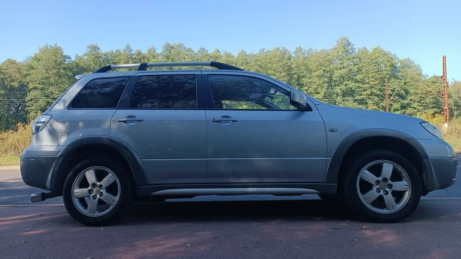MITSUBISHI Outlander -