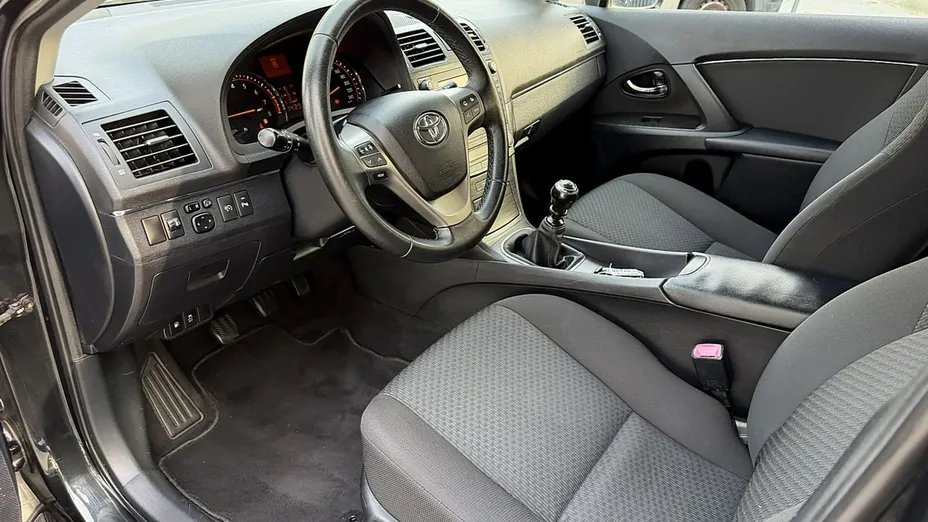 TOYOTA Avensis -