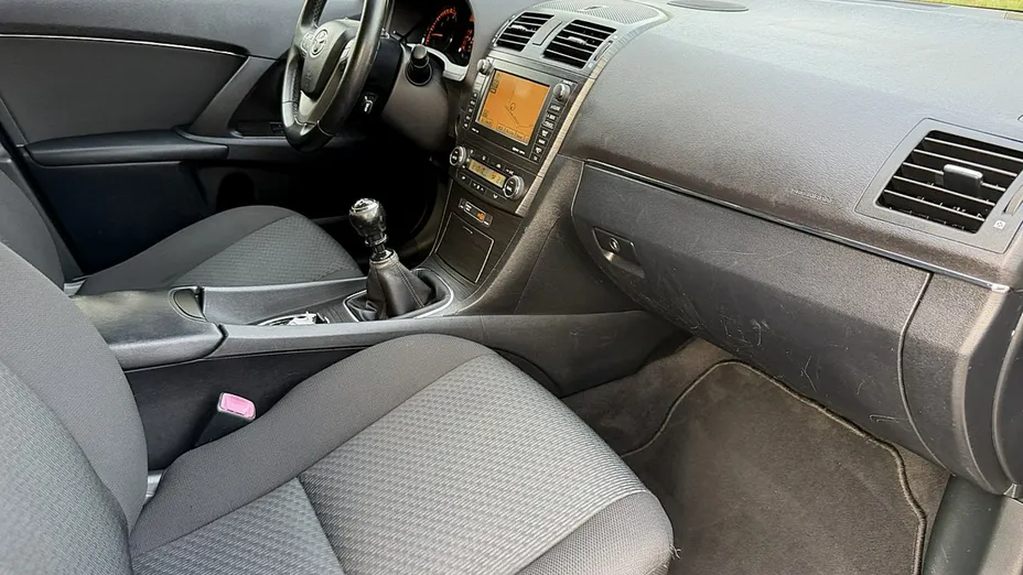 TOYOTA Avensis -