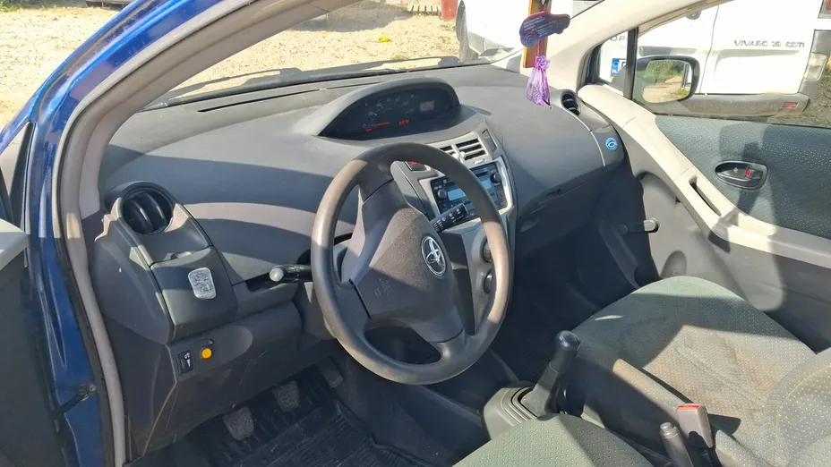 TOYOTA Yaris -