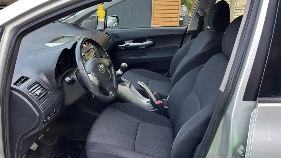 TOYOTA Auris -