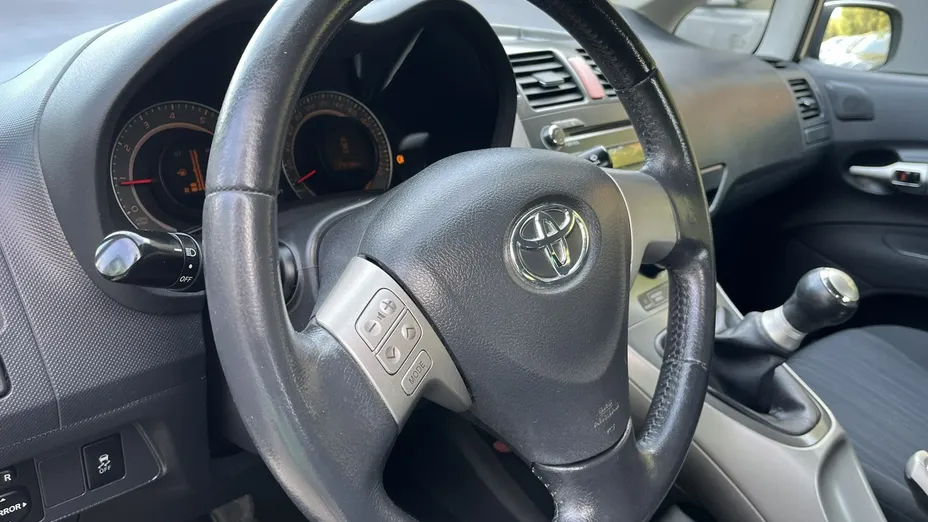 TOYOTA Auris -