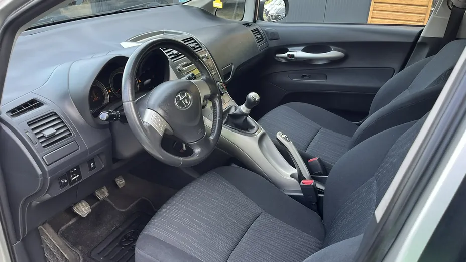TOYOTA Auris -
