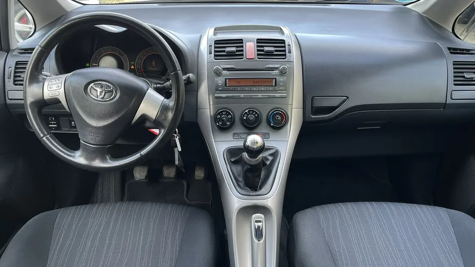TOYOTA Auris -