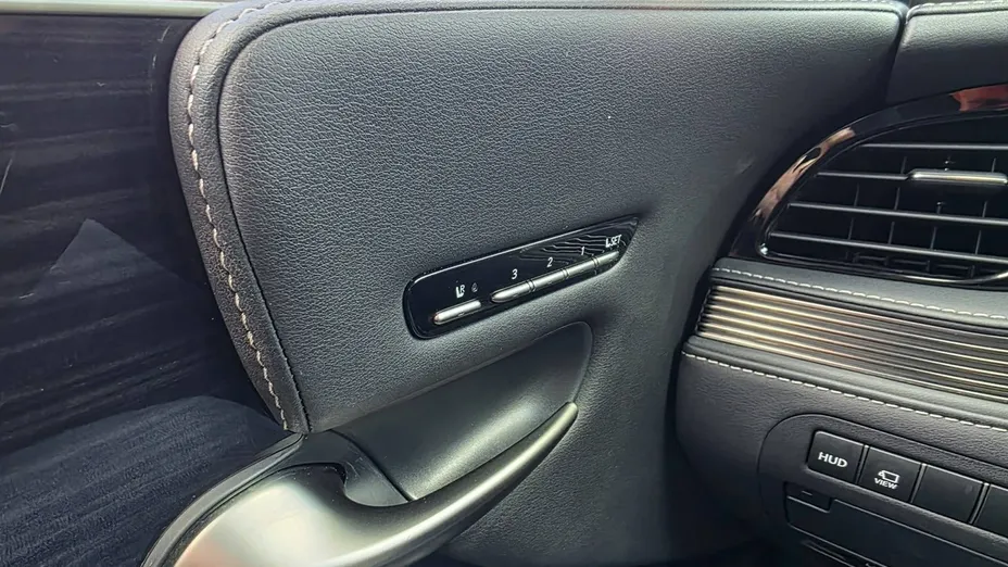 LEXUS LS -