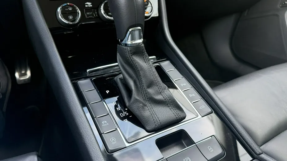 SKODA Superb -