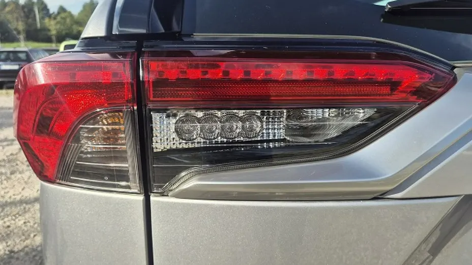 TOYOTA RAV4 -