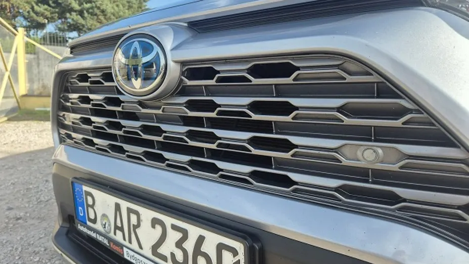 TOYOTA RAV4 -