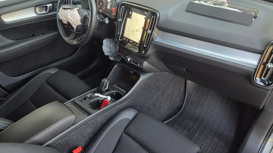 VOLVO XC40 -