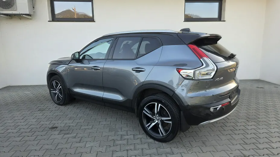 VOLVO XC40 -