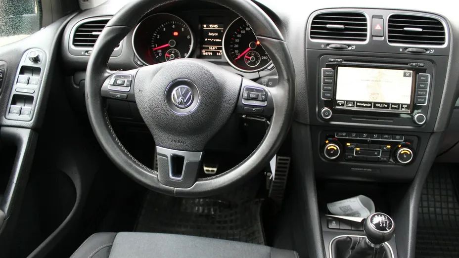 VOLKSWAGEN Golf -