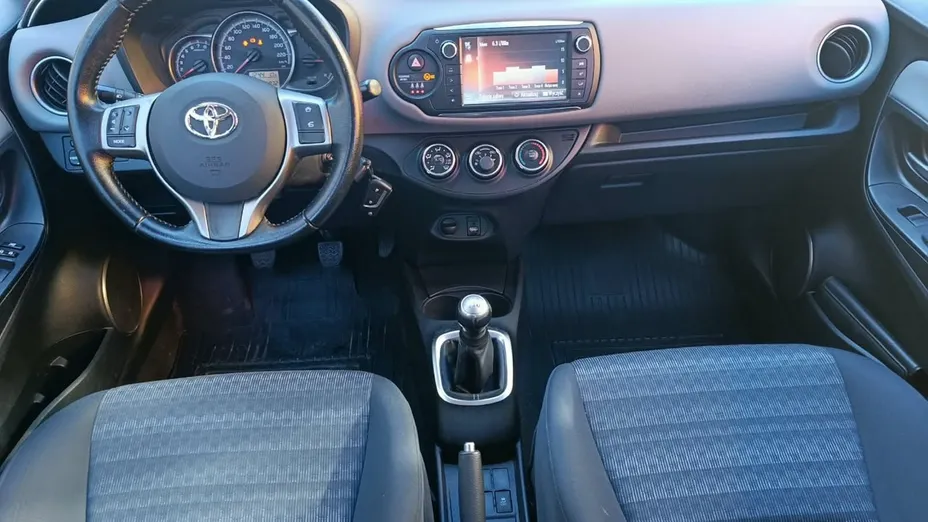 TOYOTA Yaris -