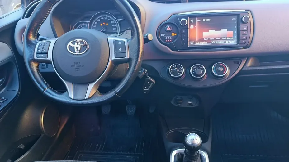 TOYOTA Yaris -