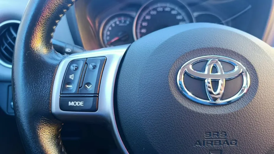 TOYOTA Yaris -