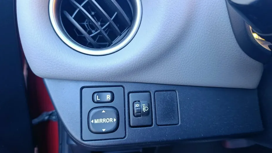 TOYOTA Yaris -
