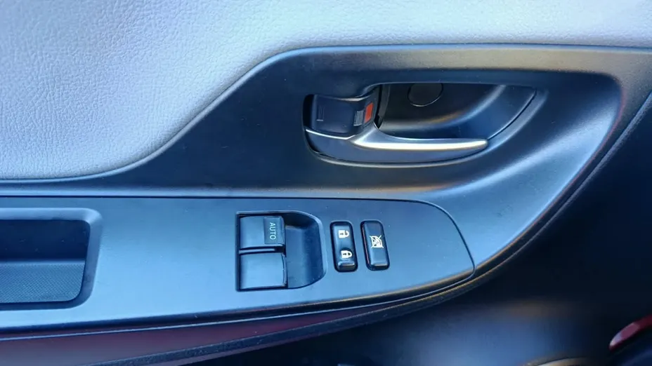 TOYOTA Yaris -
