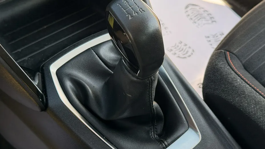 PEUGEOT 208 -
