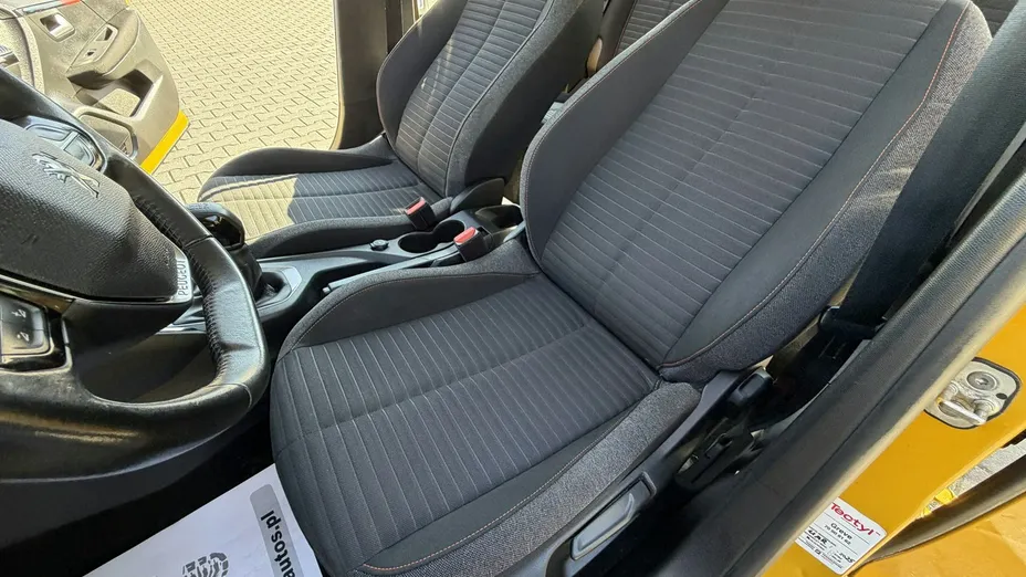 PEUGEOT 208 -