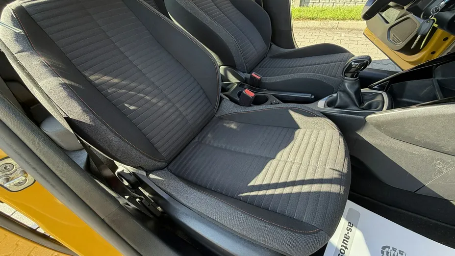PEUGEOT 208 -