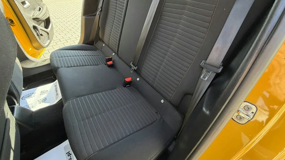 PEUGEOT 208 -