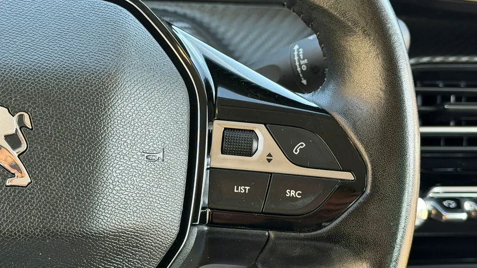 PEUGEOT 208 -