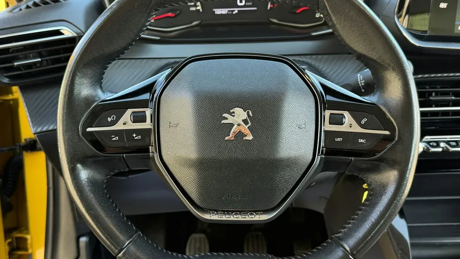 PEUGEOT 208 -