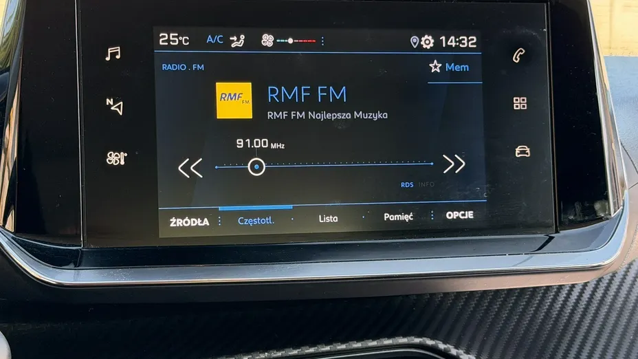 PEUGEOT 208 -