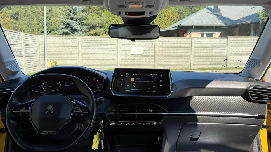 PEUGEOT 208 -