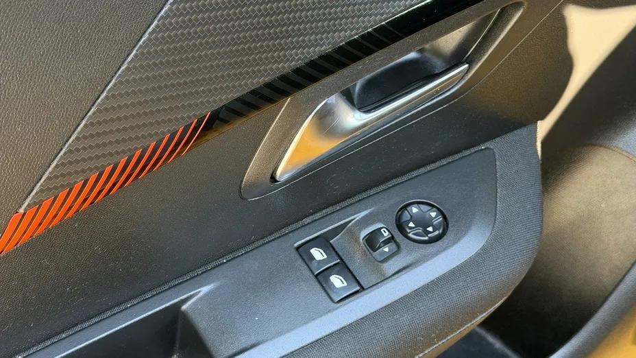 PEUGEOT 208 -