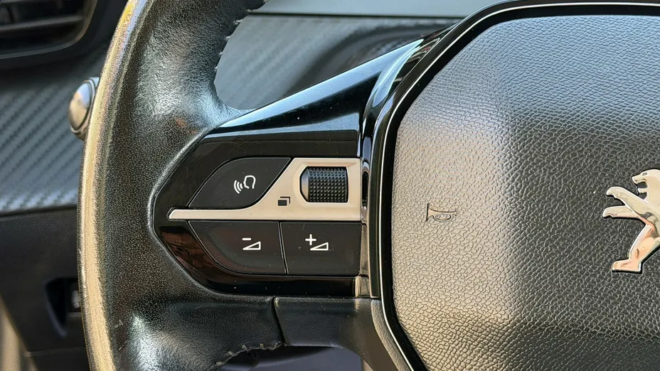 PEUGEOT 208 -