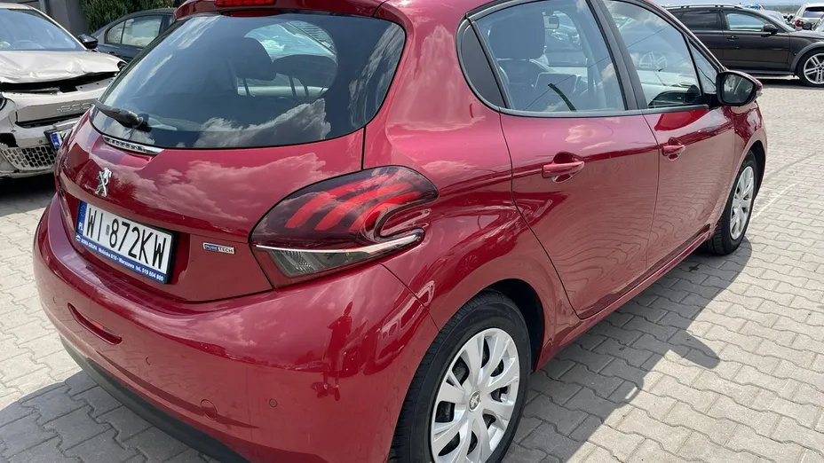 PEUGEOT 208 -