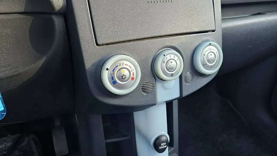 MITSUBISHI Colt -