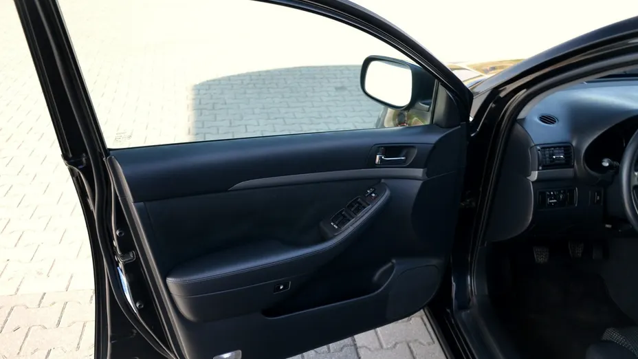 TOYOTA Avensis -