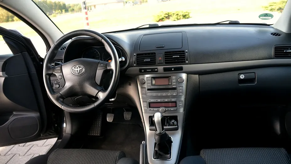 TOYOTA Avensis -